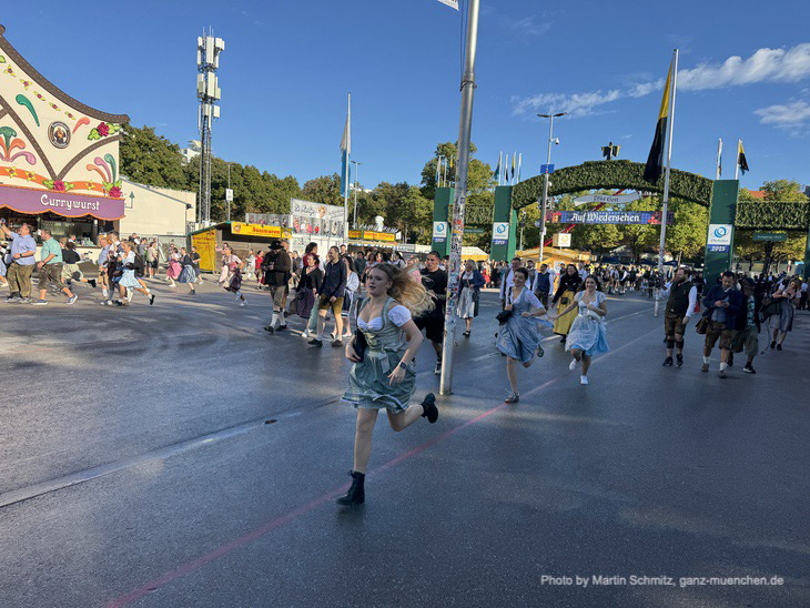 Run am Morgen auf die Zelte (©Foto: Martin Schmitz)